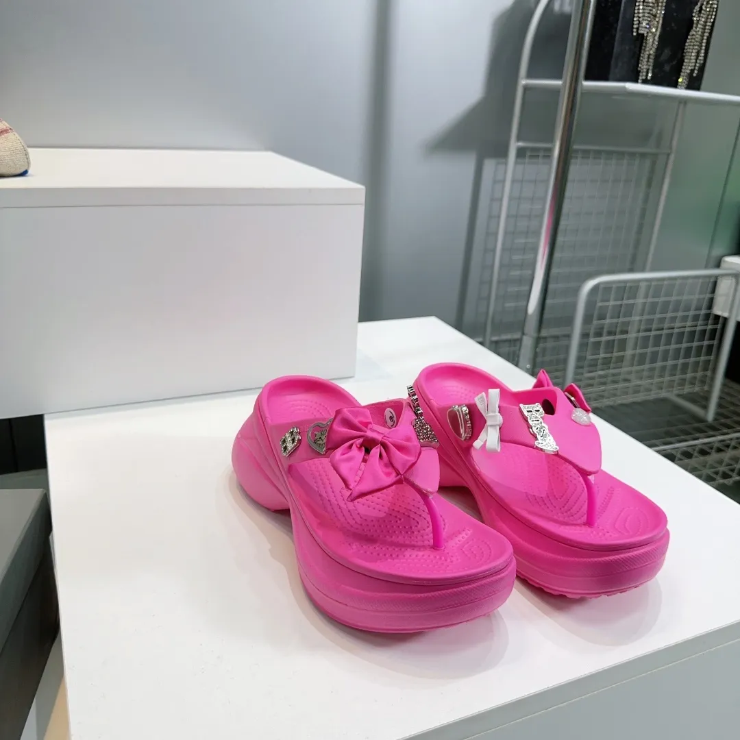 👟👟Ex-factory price 440👟👟 Top quality🔥Balenciaga 25 spring and summer latest thick-soled rubber jelly shoes flip-flops! 25 new spring dark horse items, fashion bloggers at home and abroad have put on foot shows, popular on social platforms at home and abroad, fashionistas must buy, various Parisian elements hardware buckle DIY, highly brand recognition All hardware is re-engraved and made with heavy gold molds Ingenious craftsmanship, accurately restoring every detail Original open-mold EVA rubber and plastic one-piece outsole Super light on the foot, a proper height-increasing artifact with an outsole height of 6cm Original full set of packaging Code number: 35-42 (40, 41, 42 are non-refundable) with original packaging